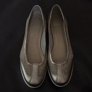 STUART WEITZMAN COMFORTABLE FLATS